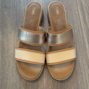 TOMS Women's Metallic and Cream Sandals